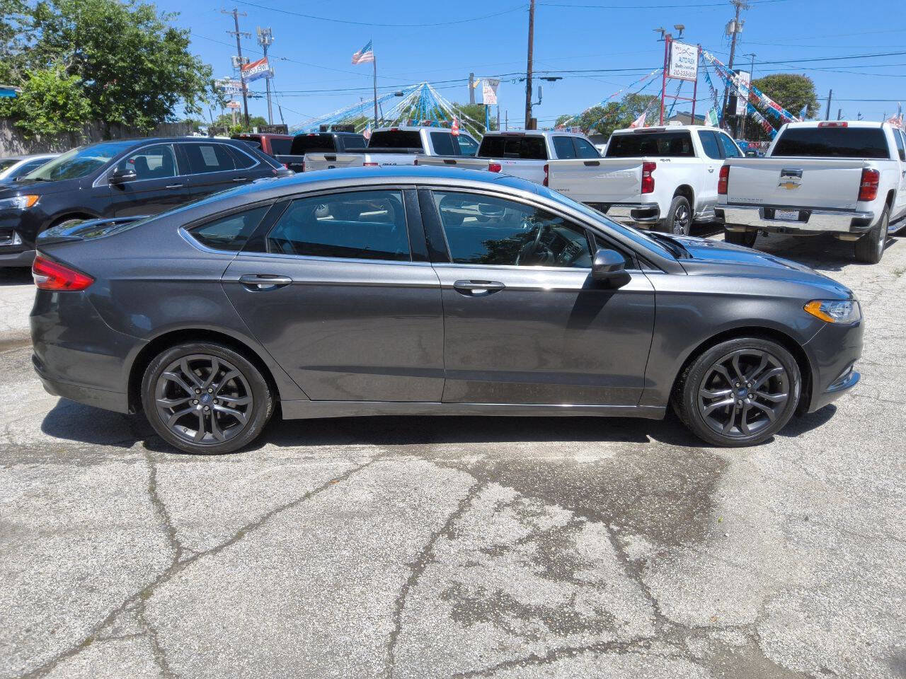 Used 2018 Ford Fusion SE w/ Equipment Group 201A FWD image 2