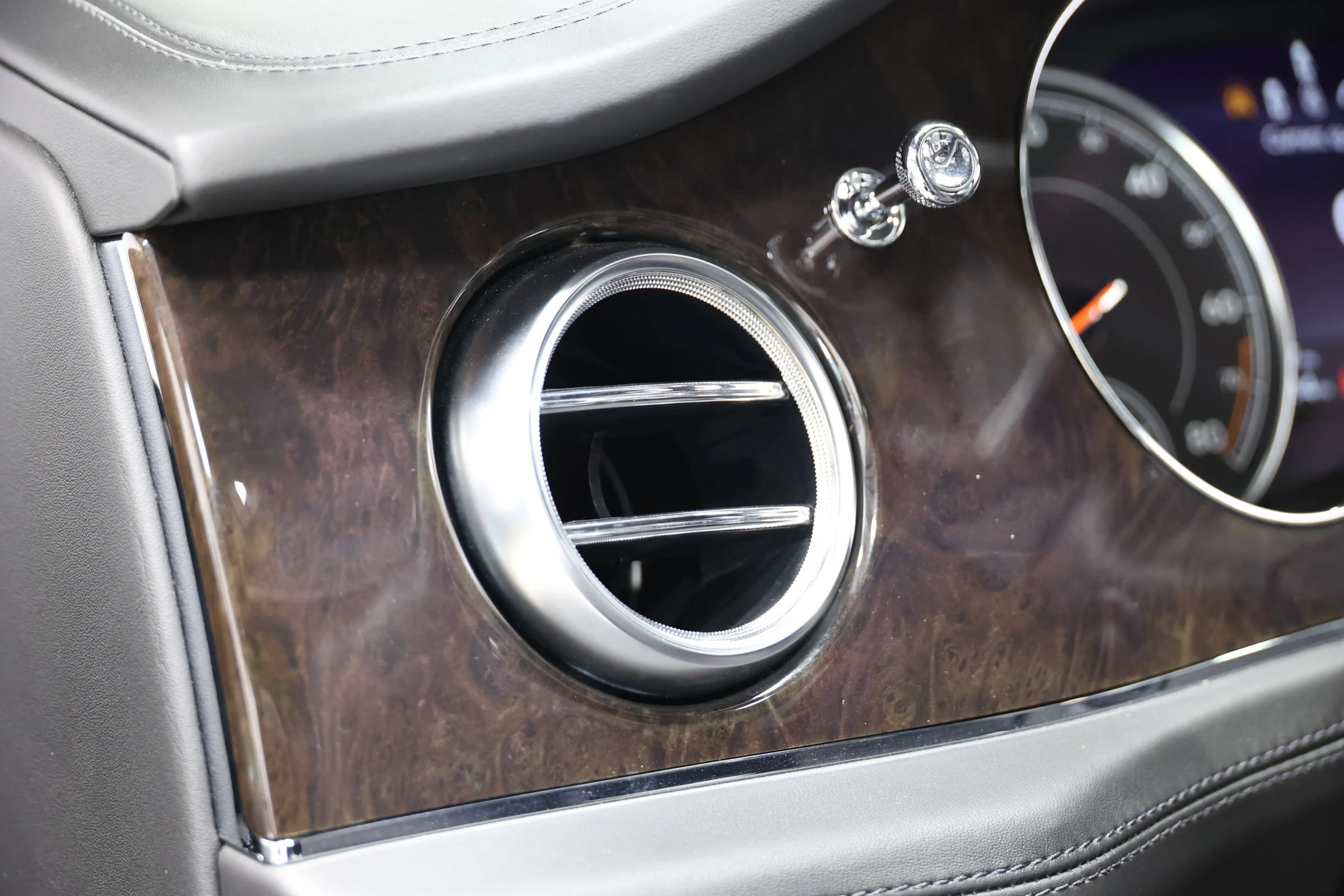 Used 2020 Bentley Bentayga Plug-In Hybrid AWD/4WD image 24