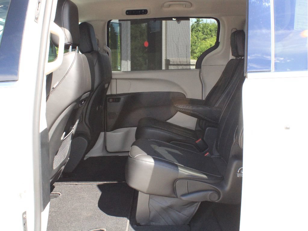 Used 2023 Chrysler Pacifica Touring-L AWD/4WD image 33