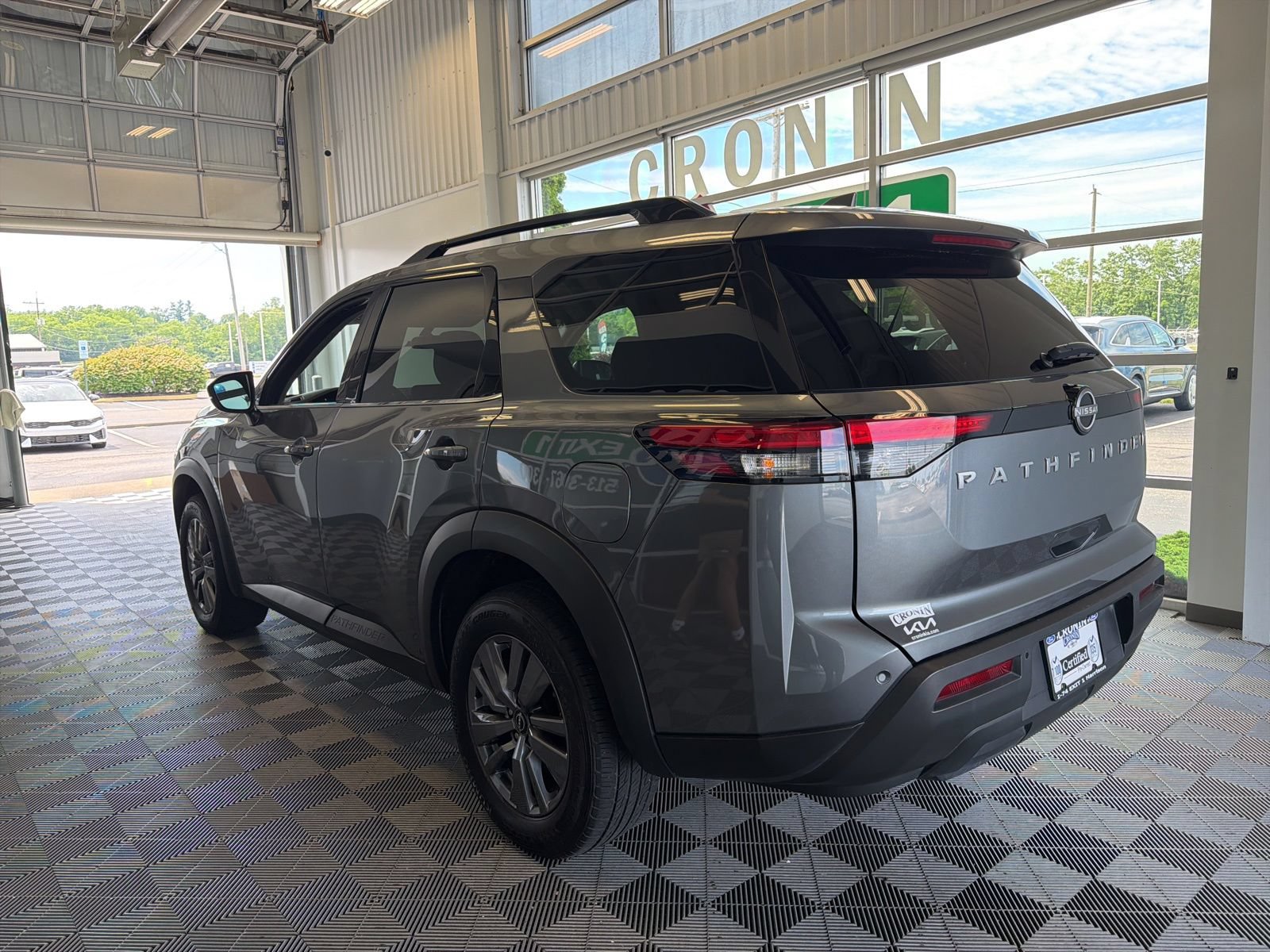 Used 2025 Nissan Pathfinder SV FWD image 4