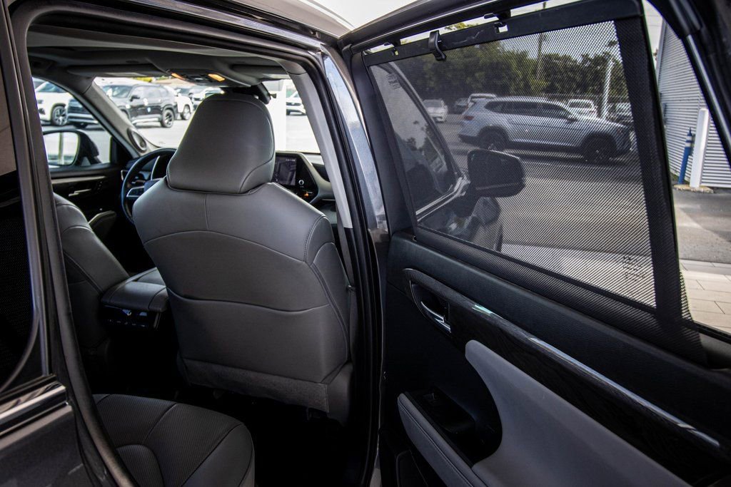 Used 2023 Toyota Highlander Limited image 45