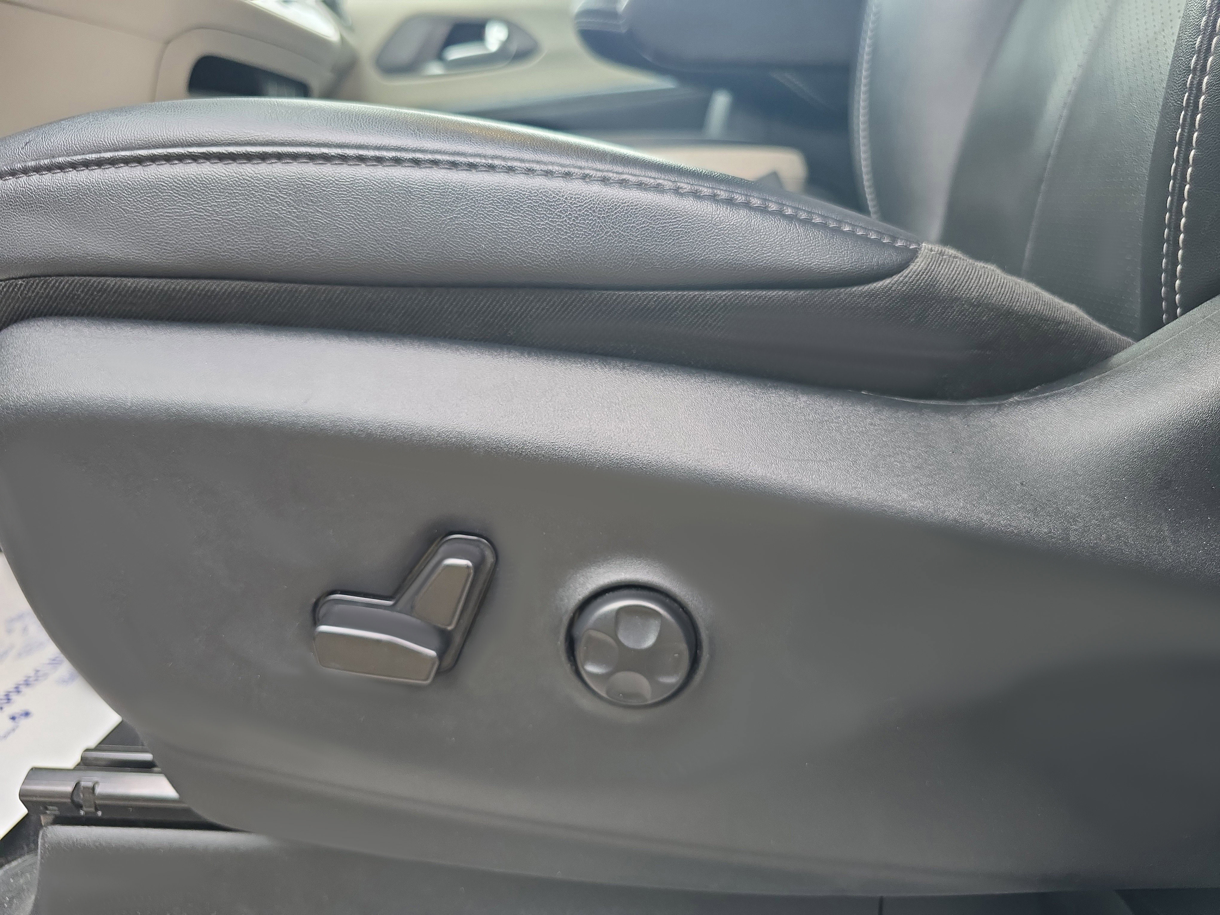 Used 2024 Chrysler Pacifica Touring-L image 13