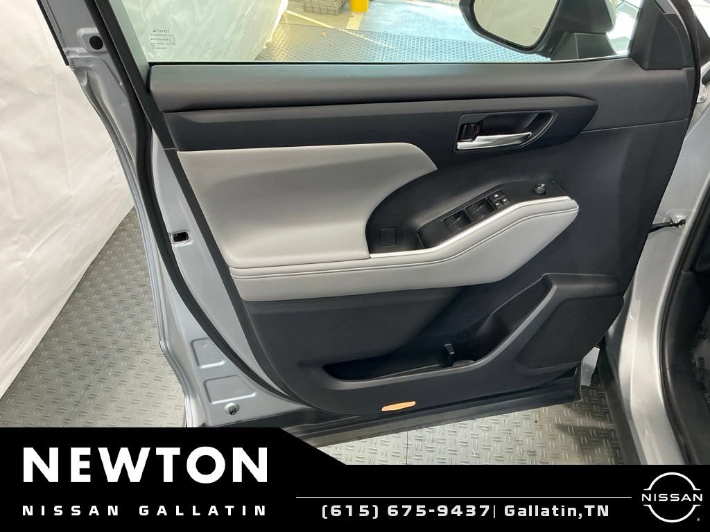 Used 2024 Toyota Highlander XLE AWD/4WD image 42