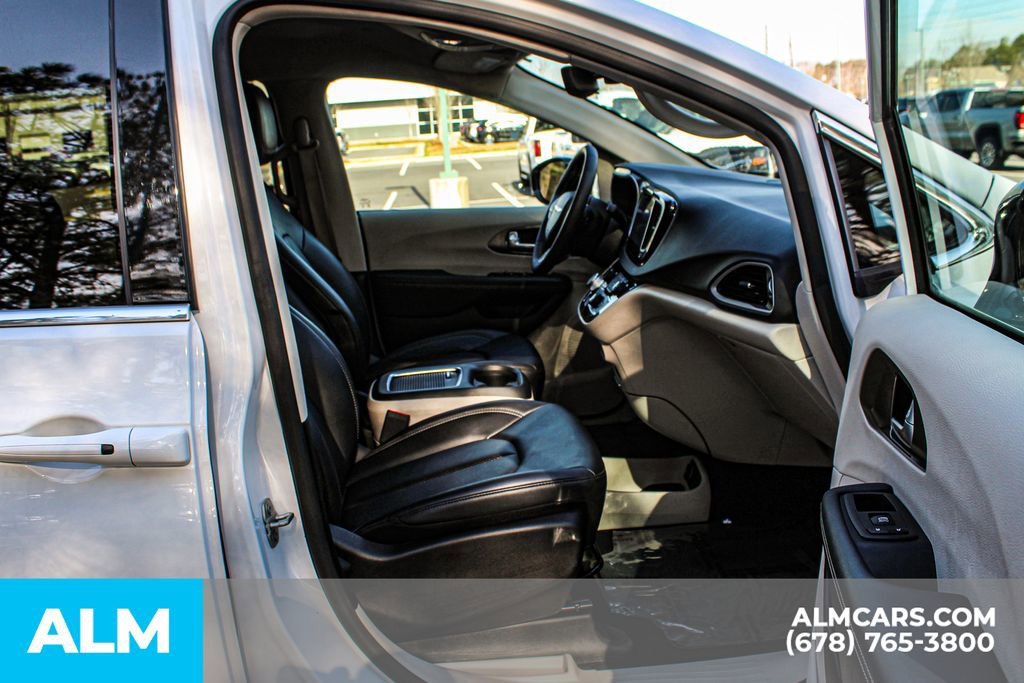 Used 2024 Chrysler Pacifica Touring-L image 24