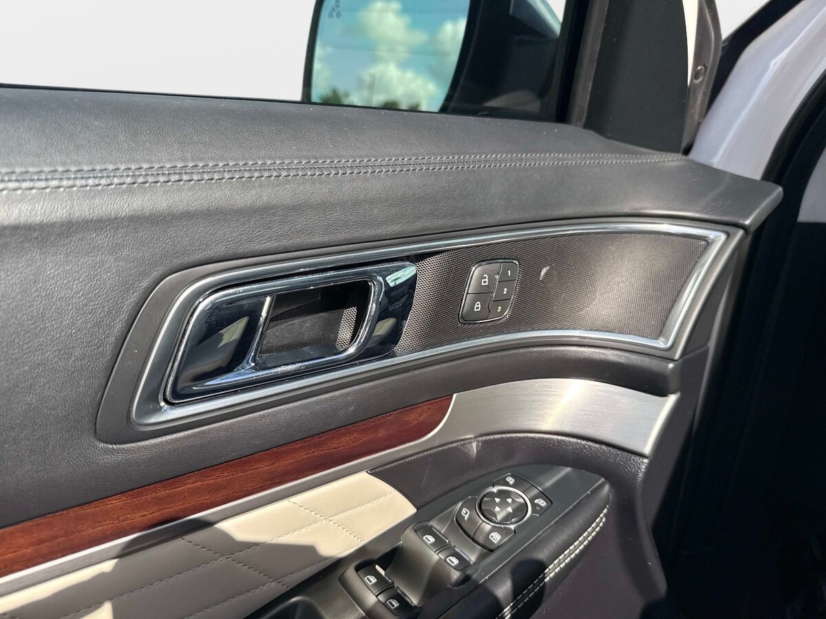Used 2019 Ford Explorer Platinum AWD/4WD image 19