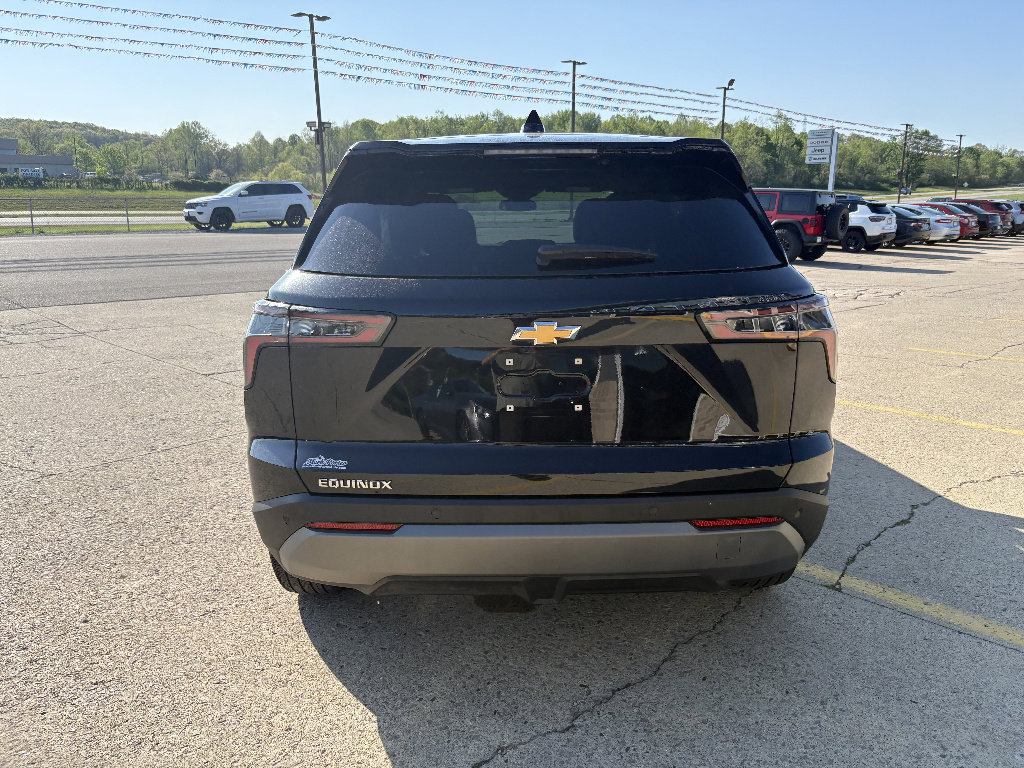 Used 2025 Chevrolet Equinox LT FWD image 4