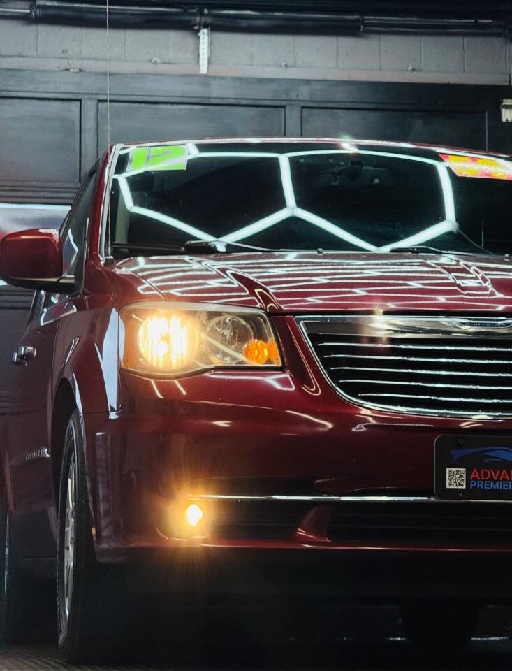 Used 2012 Chrysler Town & Country Touring-L w/ Entertainment Group #2 FWD image 3