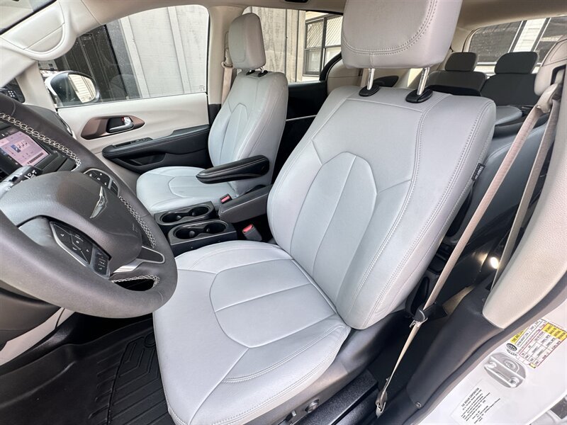 Used 2022 Chrysler Voyager LX FWD image 15