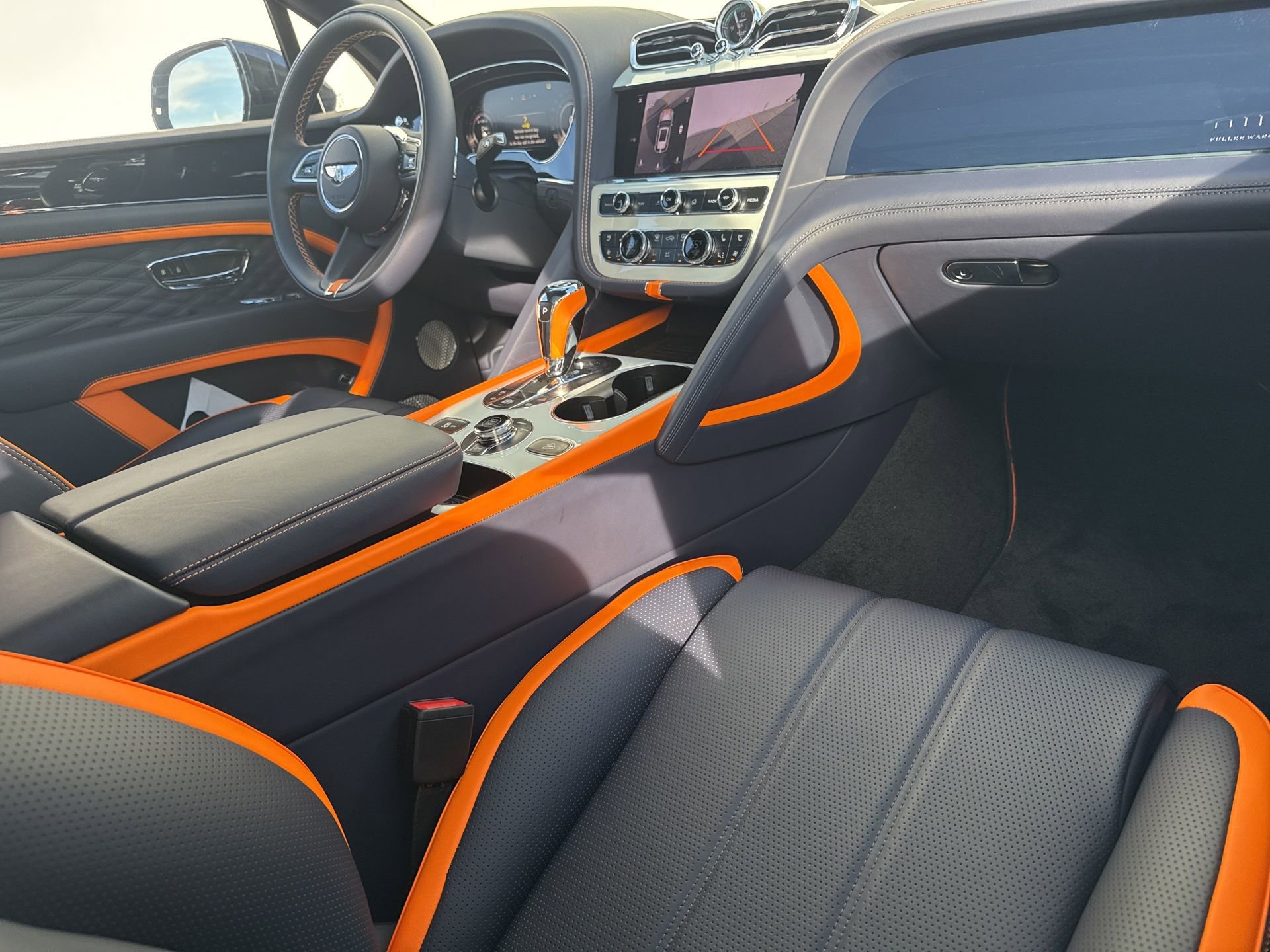 Used 2024 Bentley Bentayga image 2