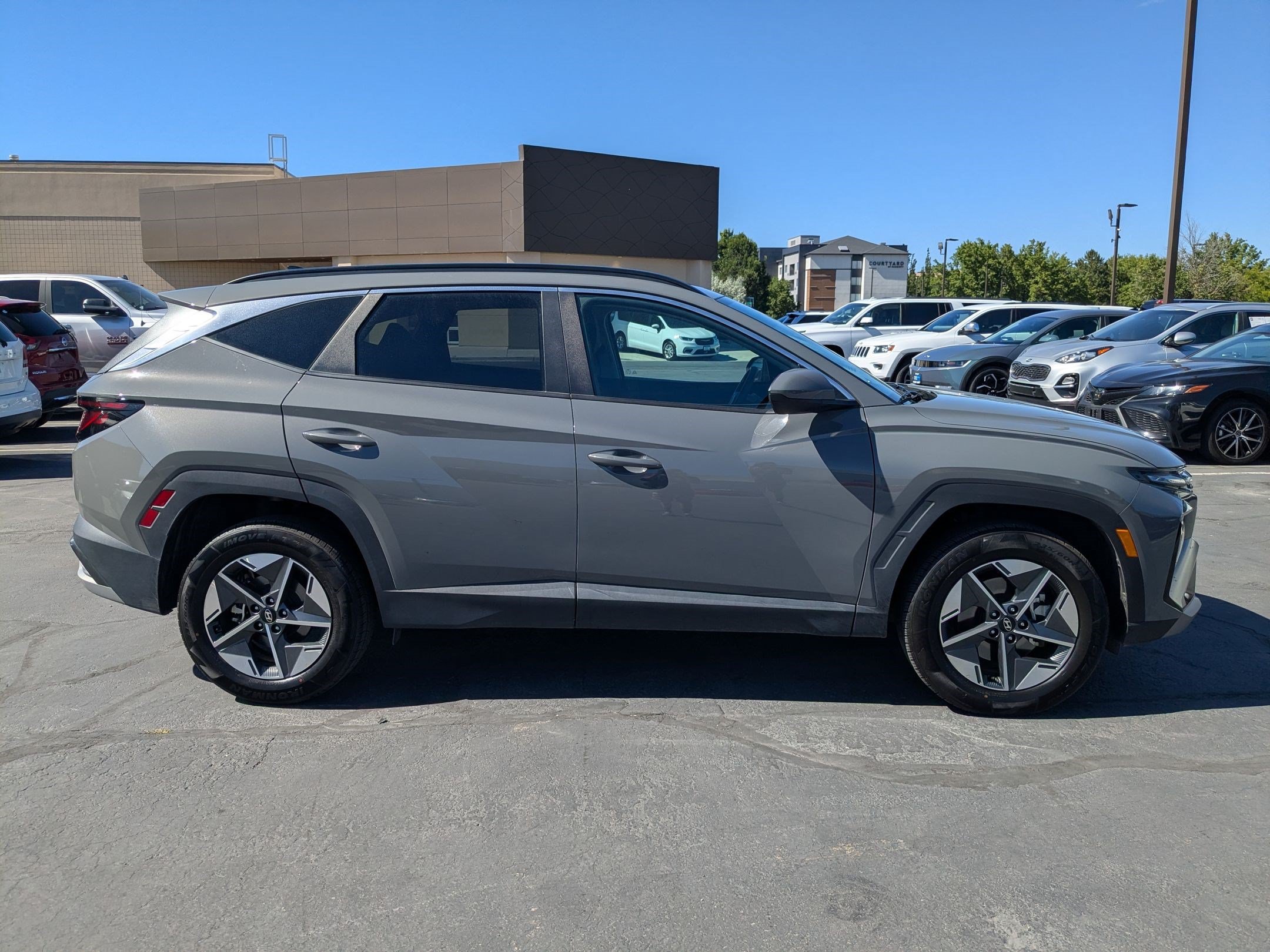 Certified 2025 Hyundai Tucson SEL AWD/4WD image 2