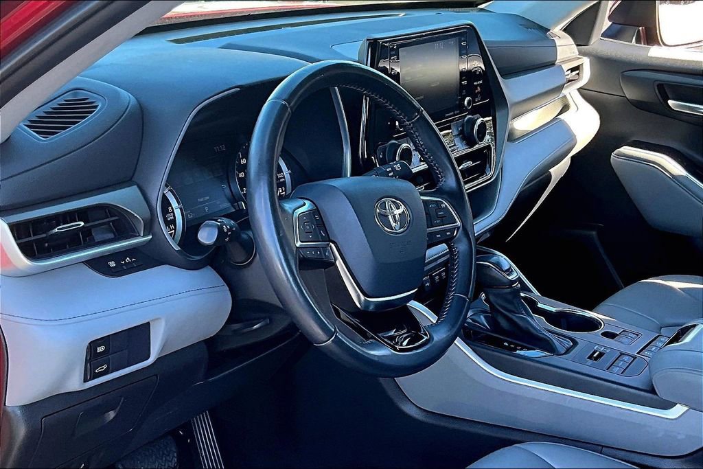 Used 2021 Toyota Highlander XLE image 16