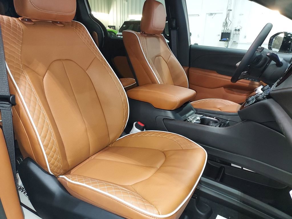 New 2026 Chrysler Pacifica Pinnacle w/ Trailer Tow Group image 32