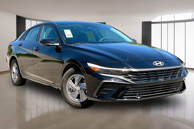Used 2024 Hyundai Elantra SE FWD image 3