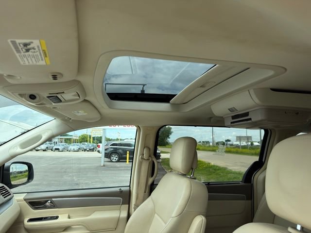 Used 2010 Volkswagen Routan SEL FWD image 7