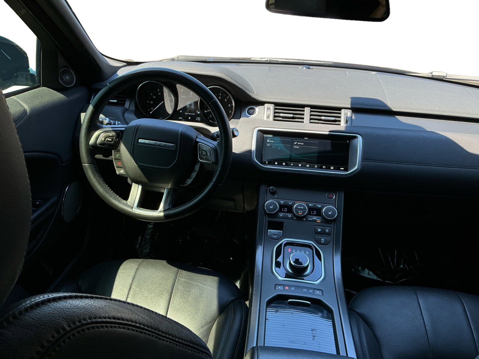 Used 2019 Land Rover Range Rover Evoque SE image 13