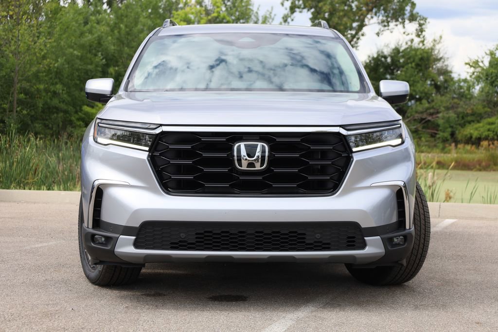 New 2025 Honda Pilot Touring image 2