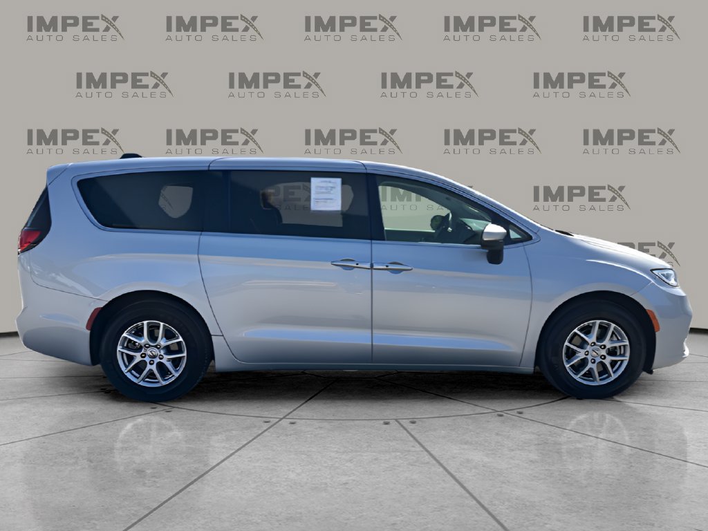 Used 2023 Chrysler Pacifica Touring-L FWD image 6