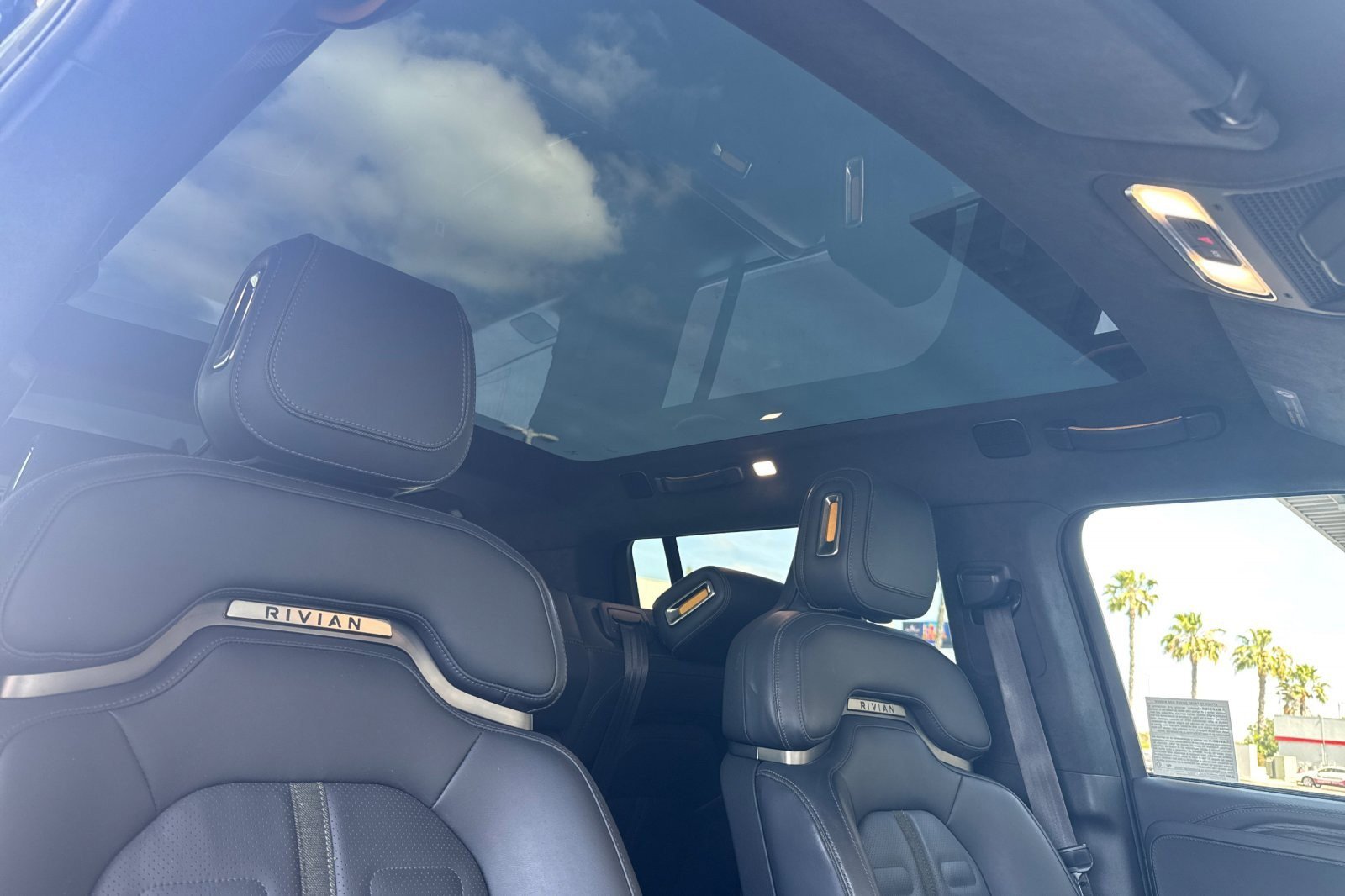 Used 2023 Rivian R1S Launch Edition image 17