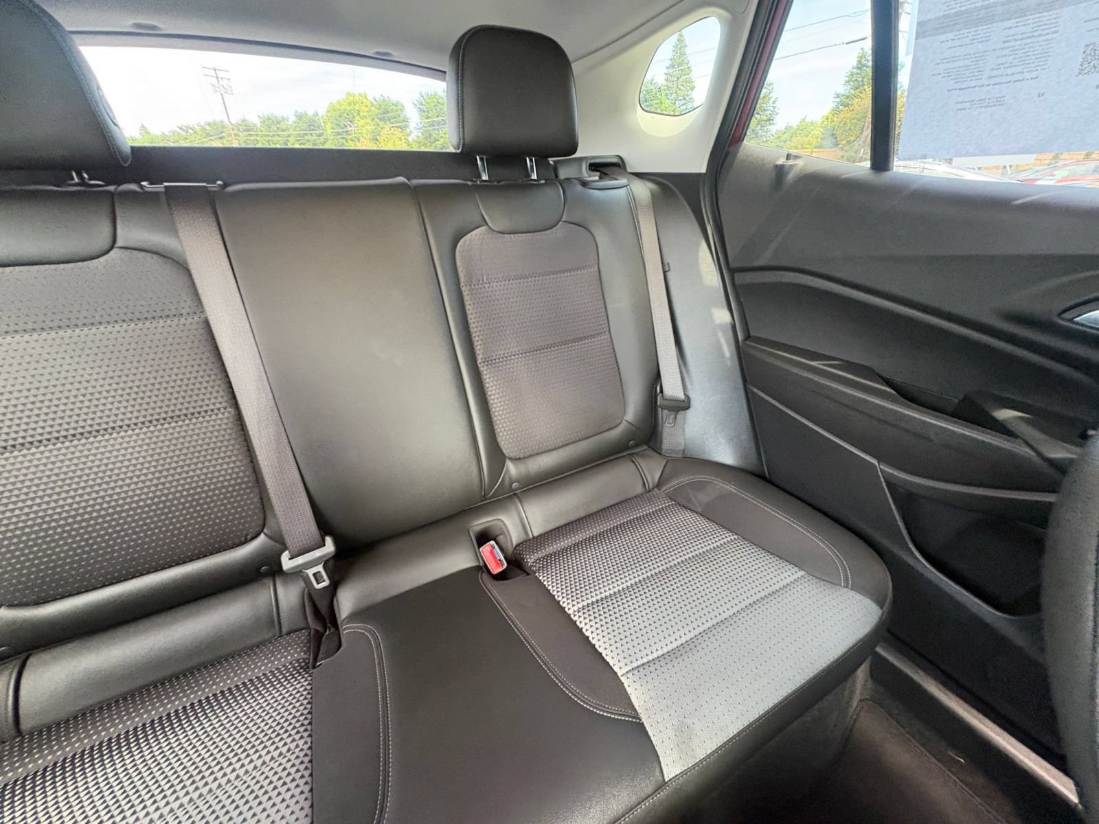 Used 2025 Chevrolet Trax LT w/ LT Convenience Package FWD image 36
