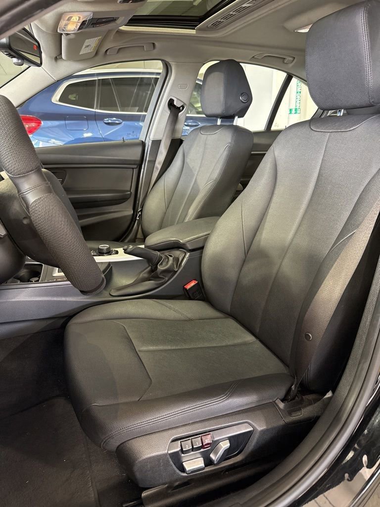 Used 2018 BMW 320i Sedan RWD image 11