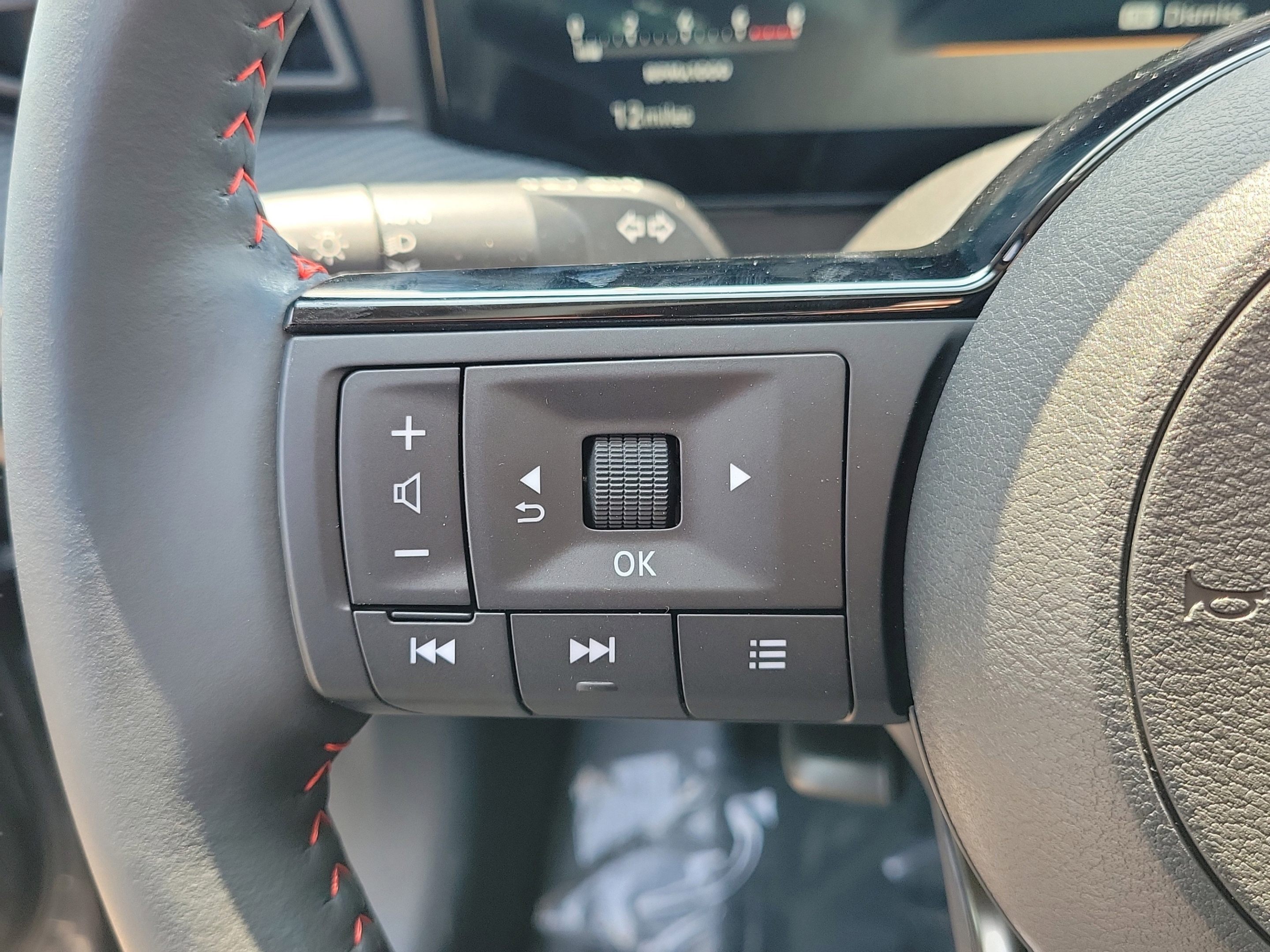 New 2025 Nissan Kicks SR FWD image 23