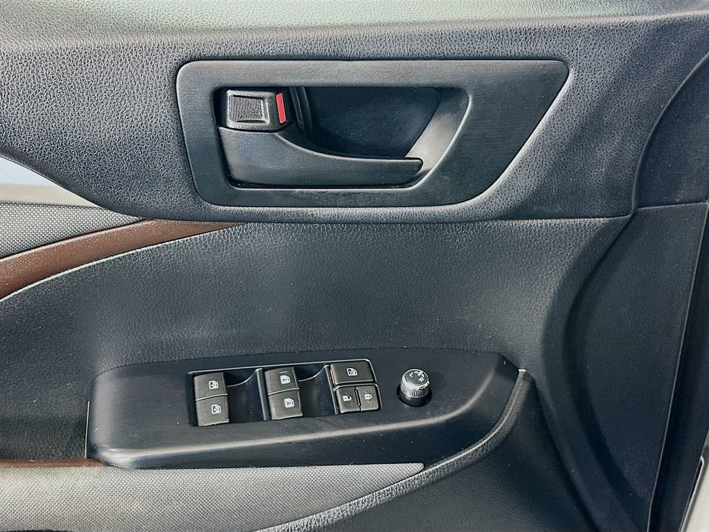 Used 2017 Toyota Highlander LE image 17