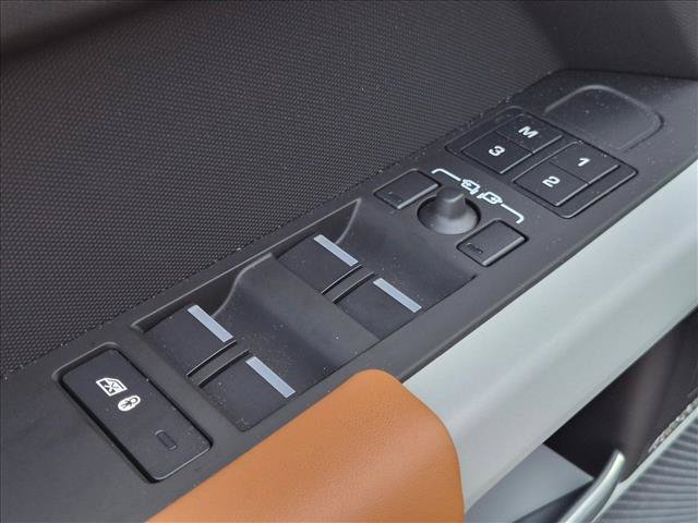 Used 2024 Land Rover Defender 110 X-Dynamic SE AWD/4WD image 12