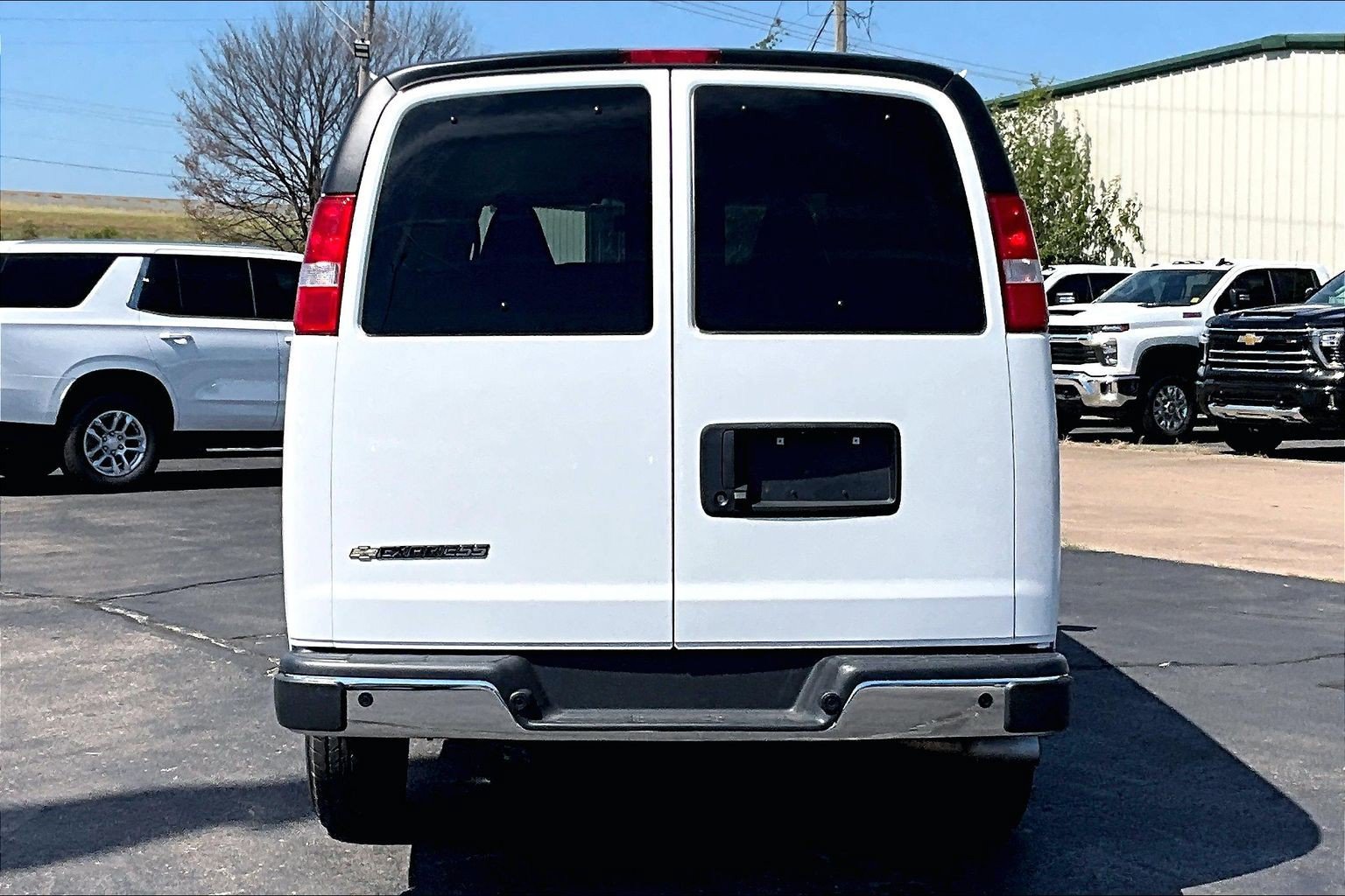 Used 2025 Chevrolet Express 3500 LT w/ LT Preferred Equipment Group RWD image 4