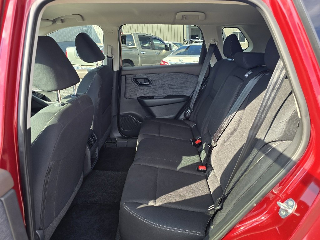 Used 2023 Nissan Rogue S image 11