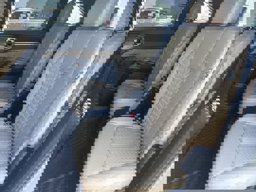 Used 2025 Kia Sorento SX Prestige w/ Olive Brown Leather Package AWD/4WD image 23