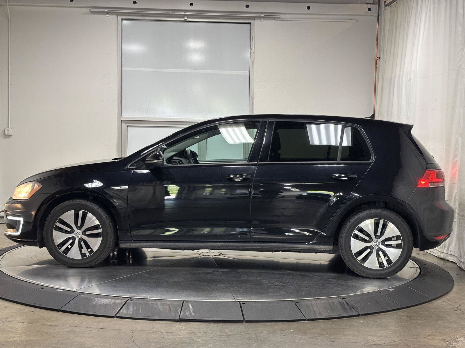 Used 2016 Volkswagen e-Golf SE w/ DC Fast Charging Package FWD image 6