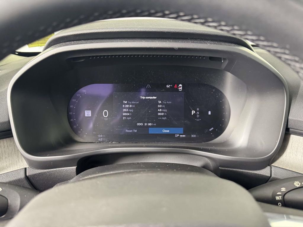 Used 2023 Volvo XC40 B5 Plus w/ Protection Package Premier AWD/4WD image 3
