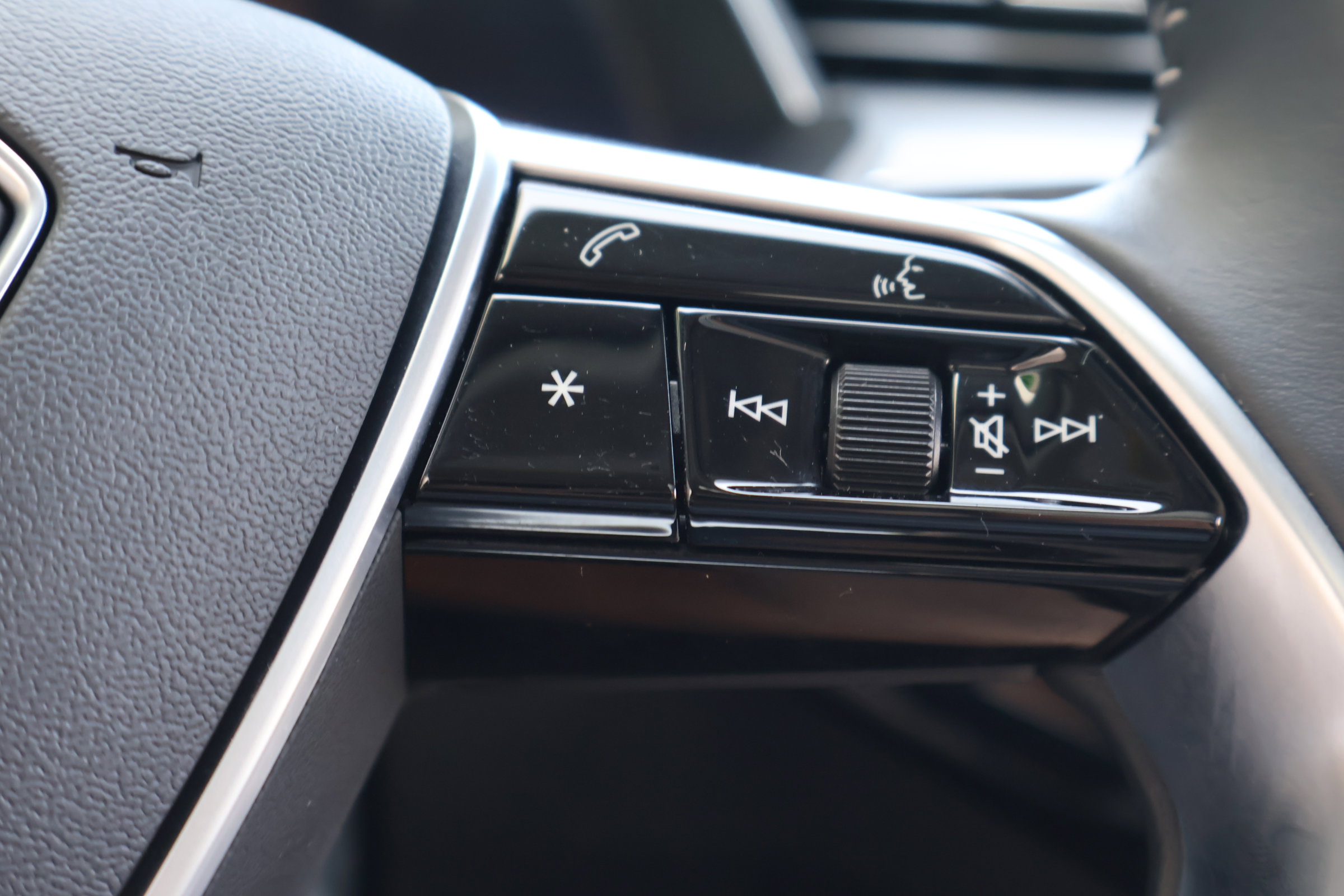 Used 2021 Audi e-tron Premium w/ Convenience Plus Package image 25