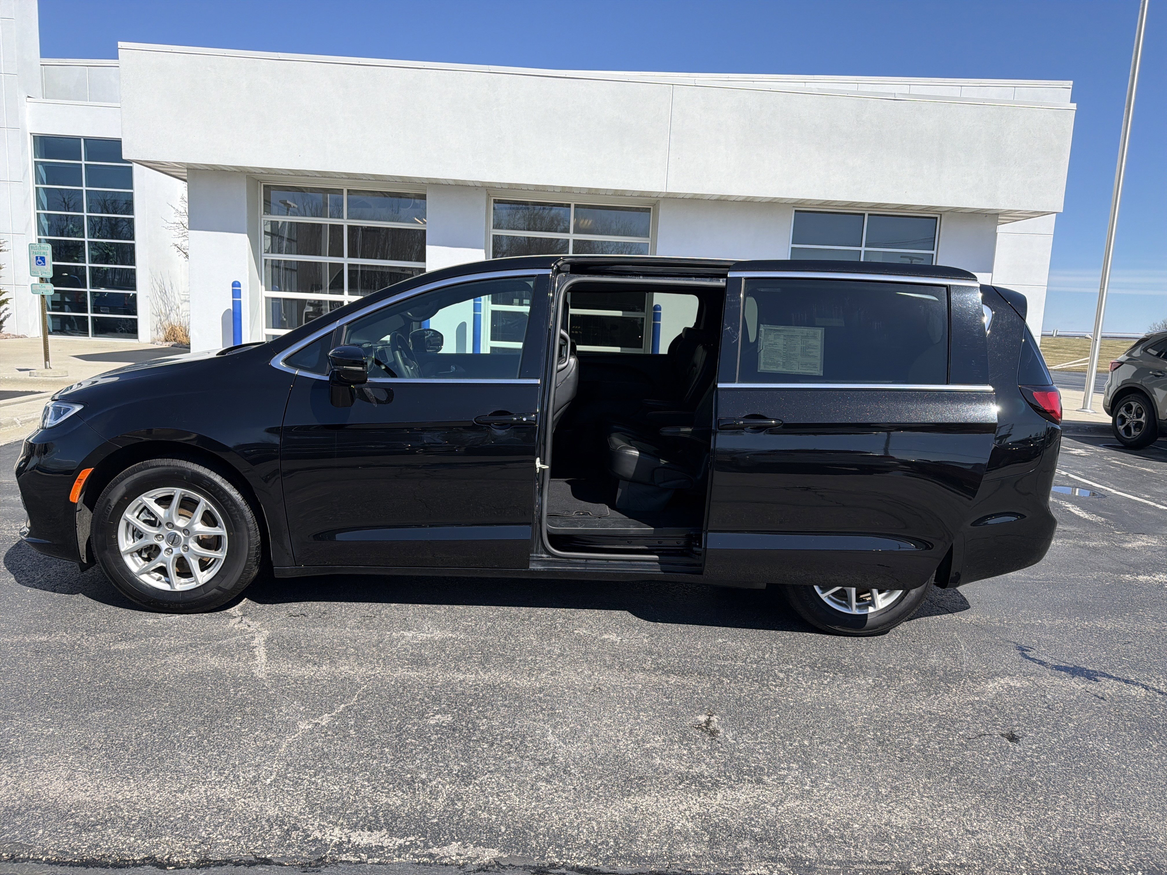 Used 2025 Chrysler Pacifica Select FWD image 18