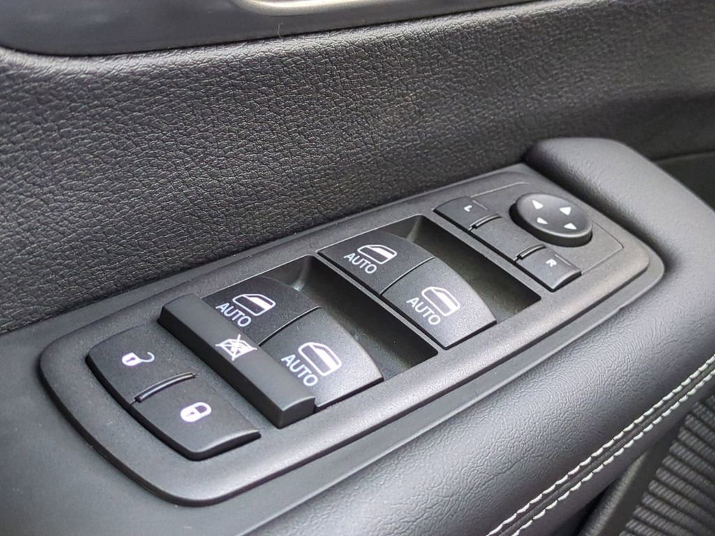 New 2025 Chrysler Pacifica Select FWD image 25