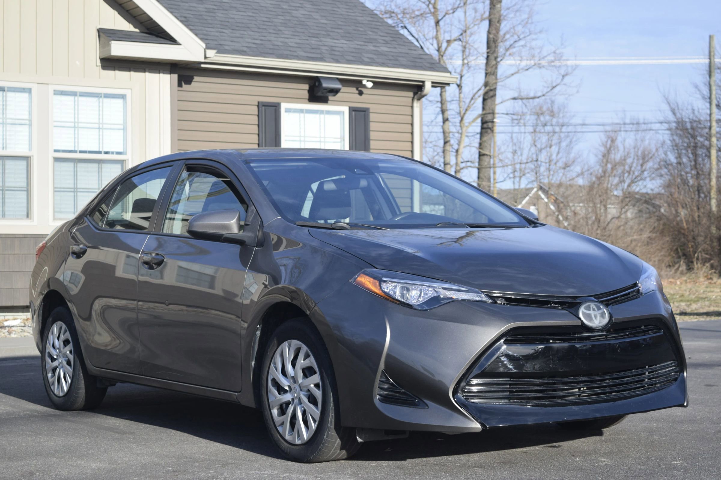 Used 2018 Toyota Corolla LE image 4