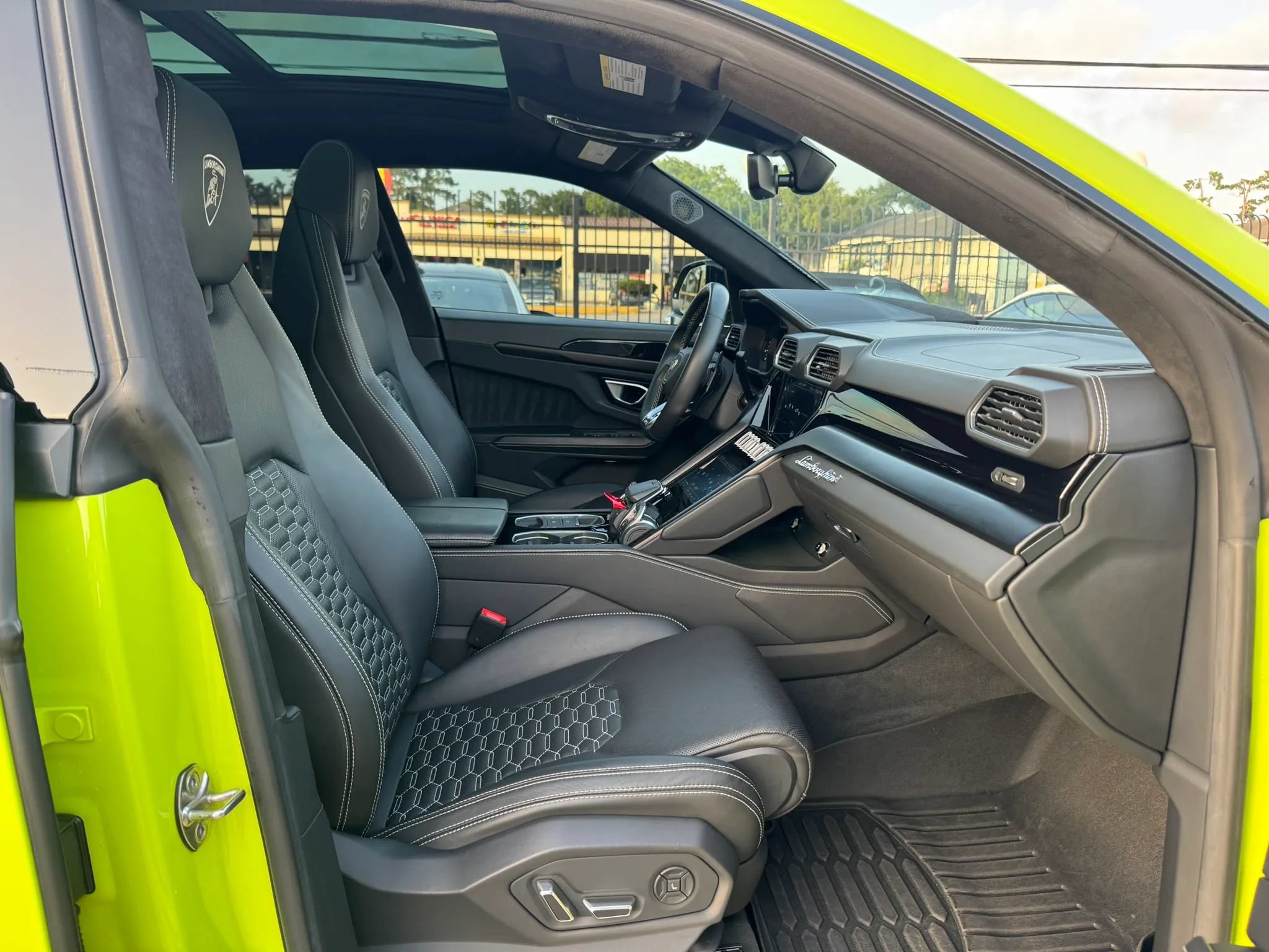 Used 2022 Lamborghini Urus AWD/4WD image 22