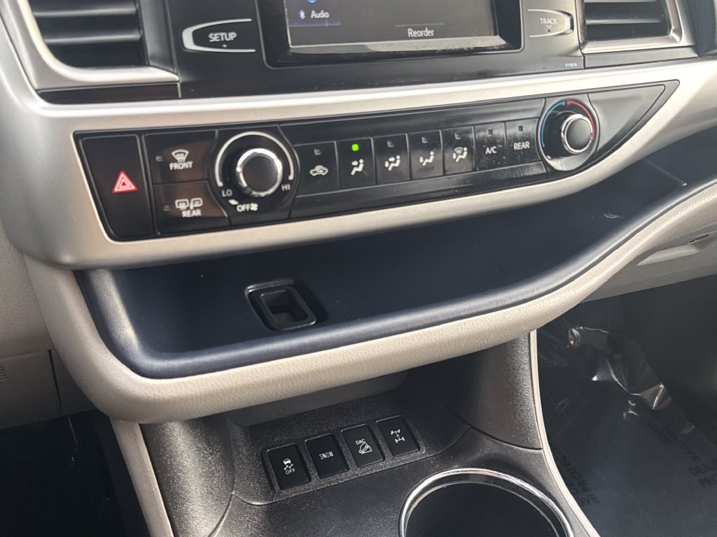 Used 2019 Toyota Highlander LE AWD/4WD image 25
