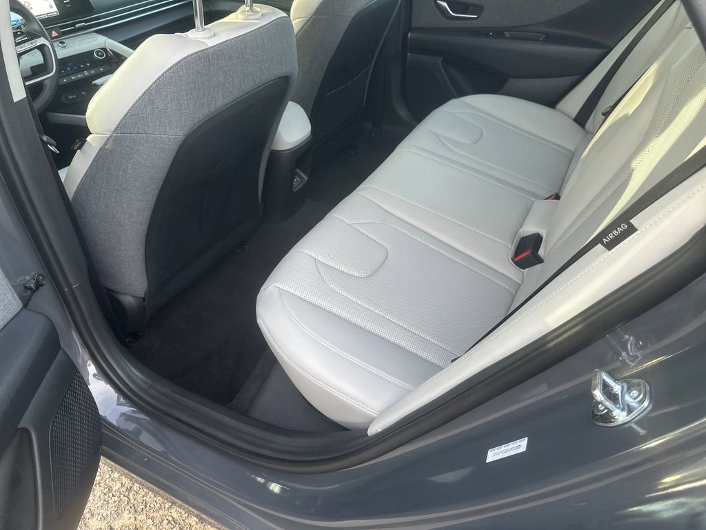 Used 2025 Hyundai Elantra Limited image 16