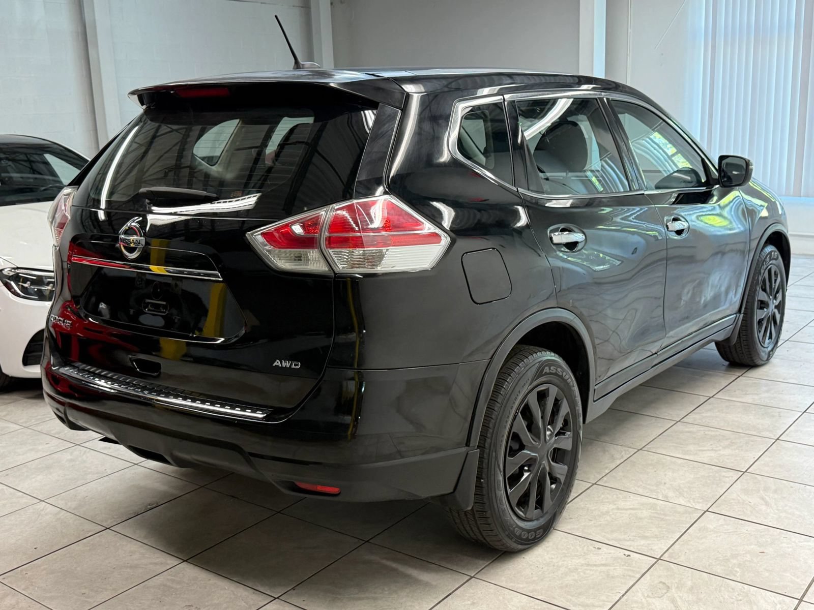 Used 2015 Nissan Rogue S AWD/4WD image 9