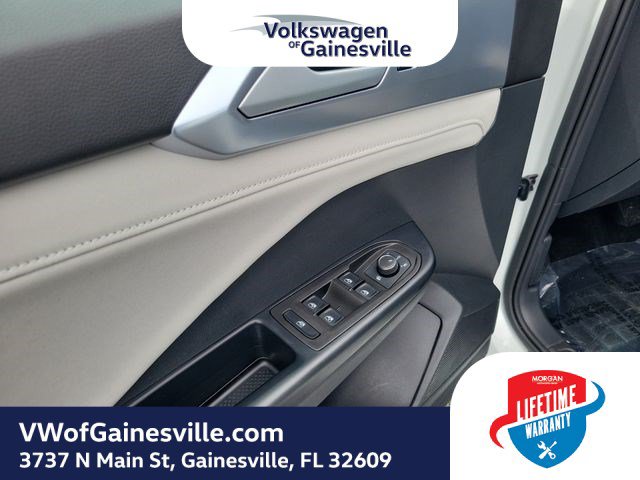 Used 2025 Volkswagen Taos SE FWD image 15