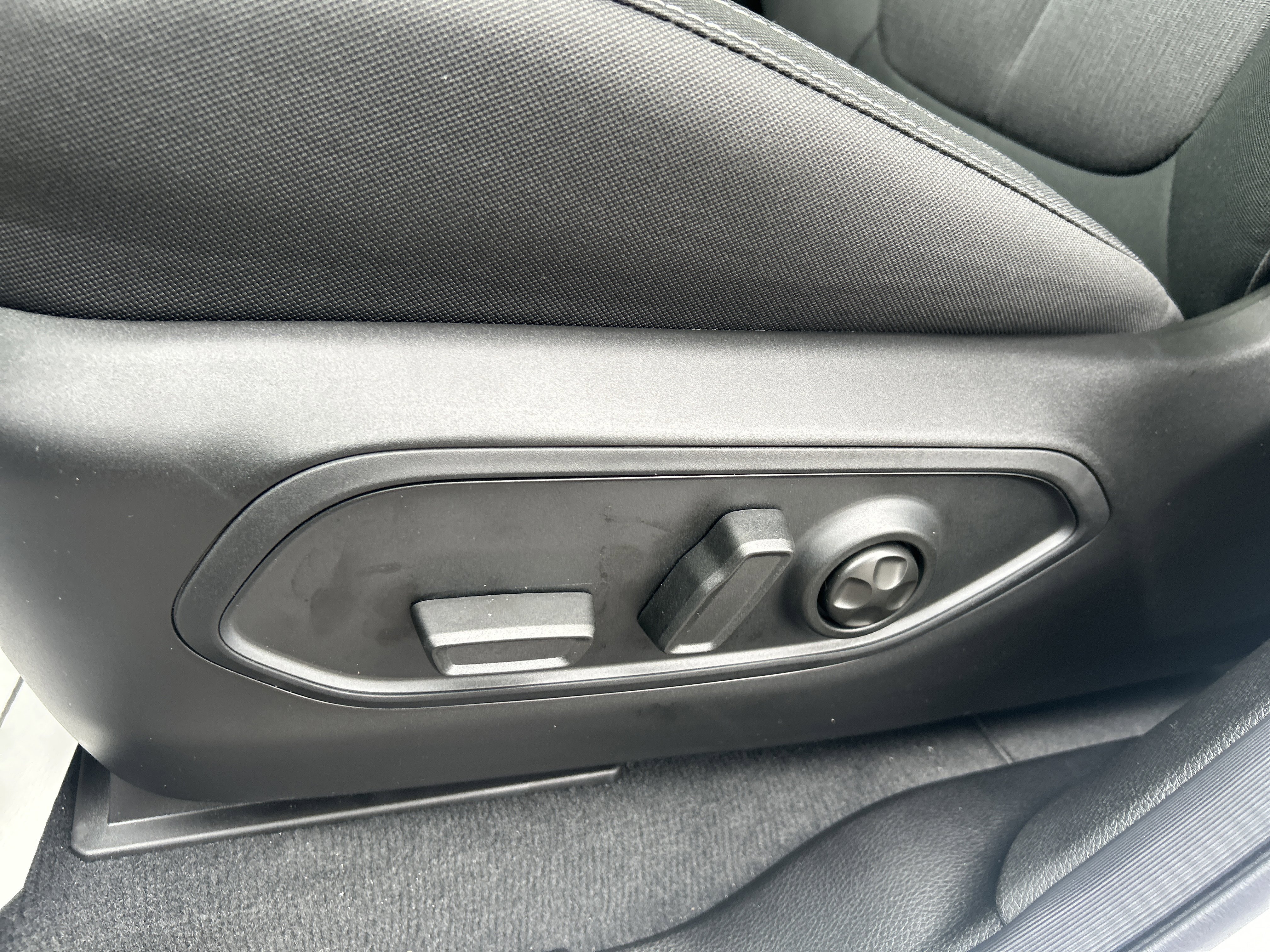 New 2025 Jeep Grand Cherokee L Laredo image 17