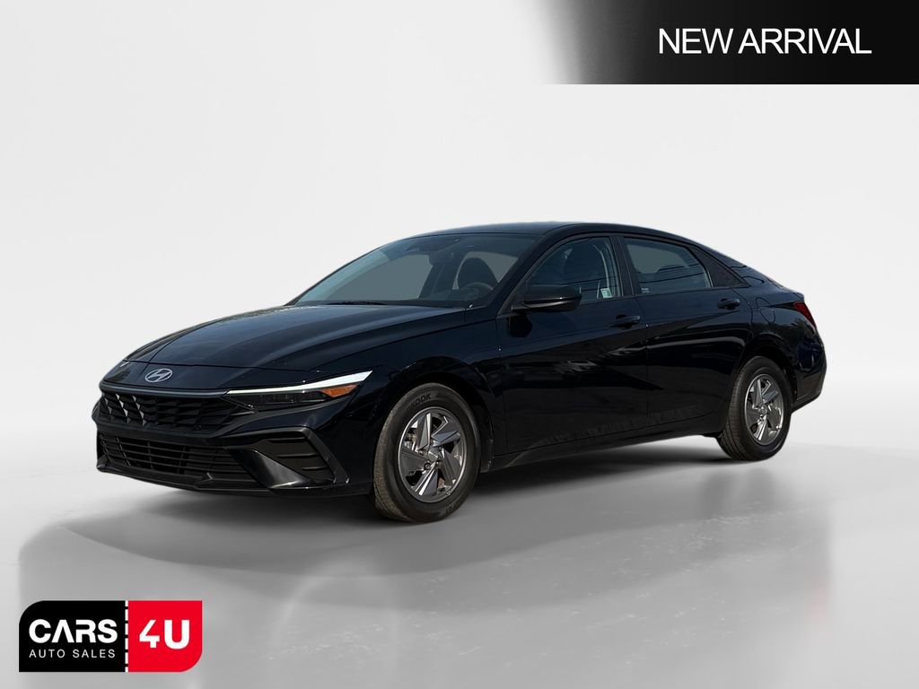 Used 2025 Hyundai Elantra SE w/ Cargo Package image 3