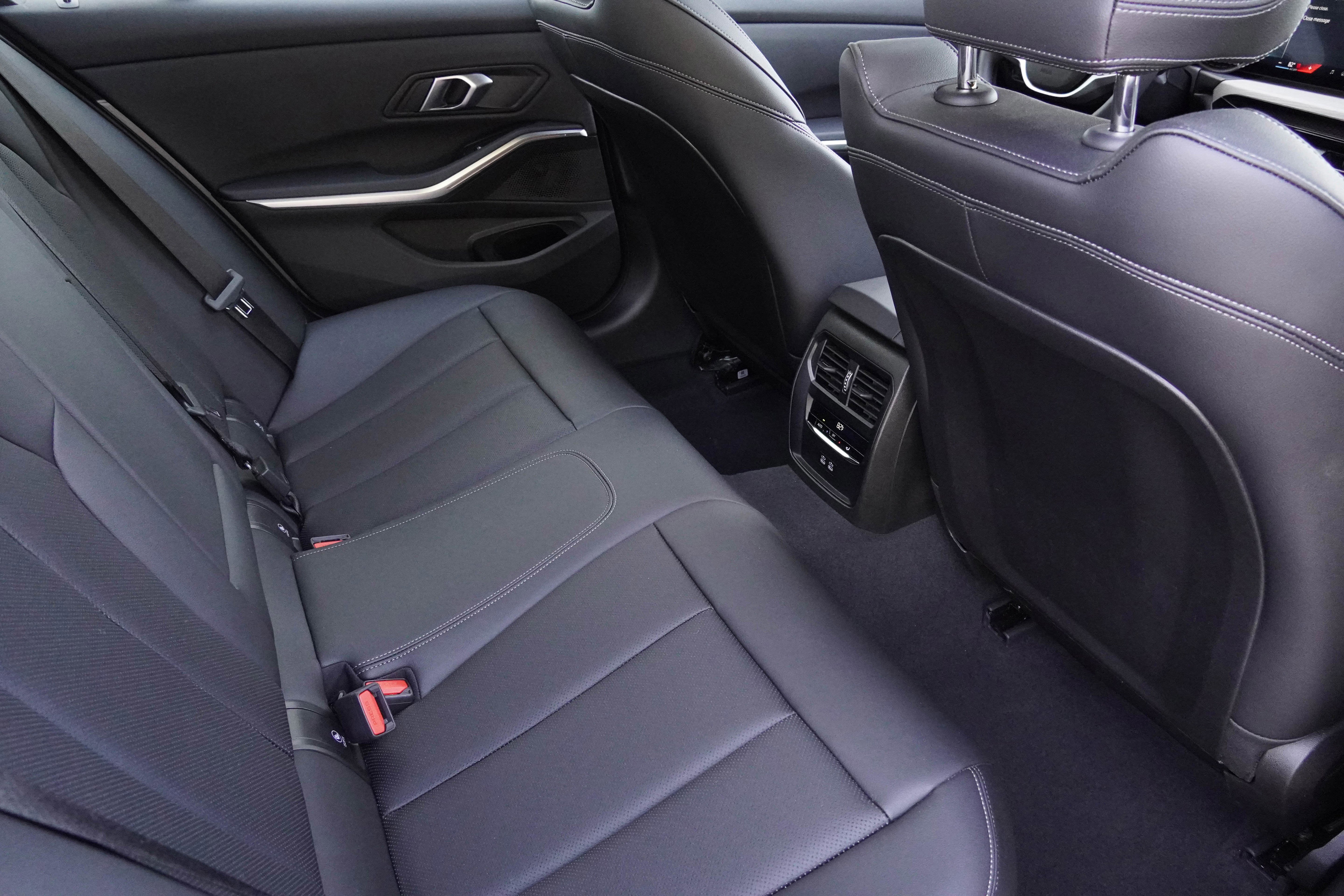Certified 2025 BMW 330i Sedan RWD image 33