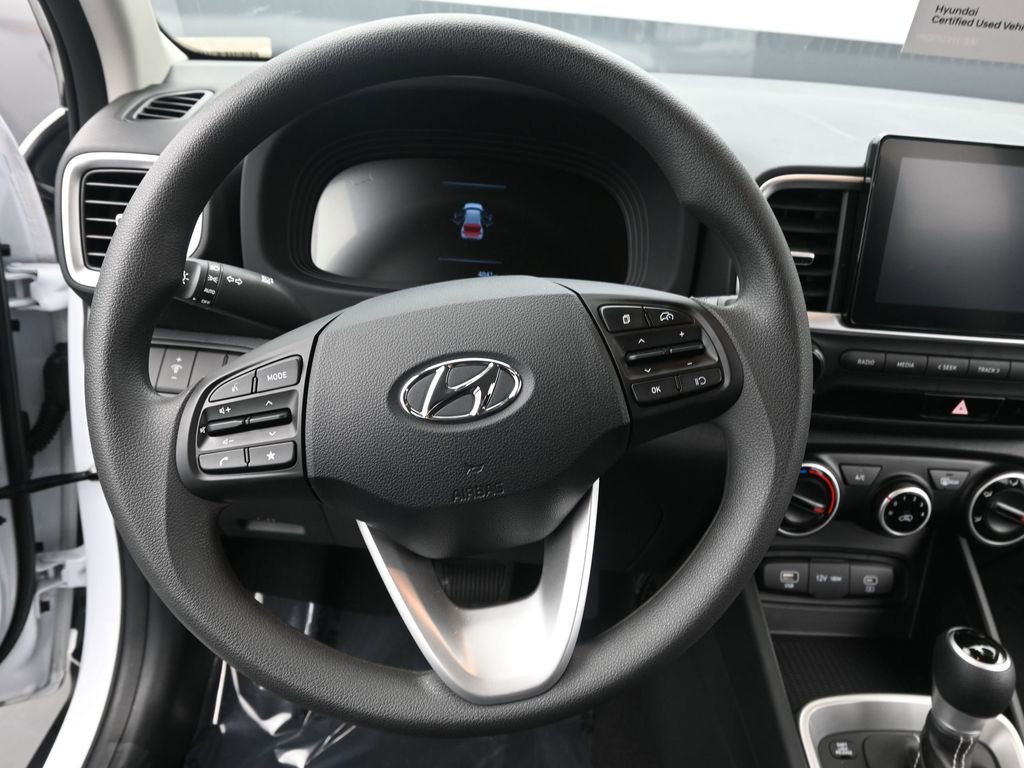 Certified 2025 Hyundai Venue SE image 17