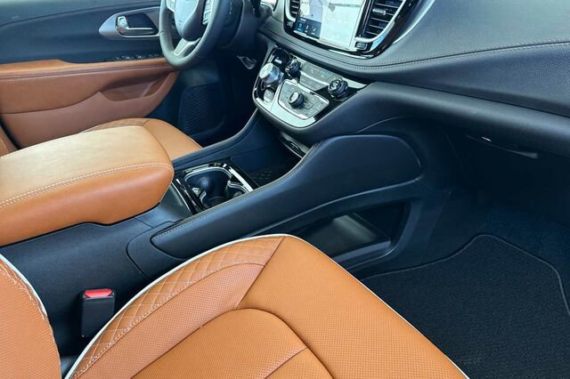 New 2026 Chrysler Pacifica Pinnacle image 15