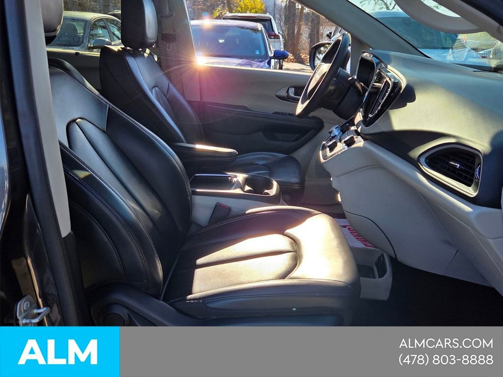 Used 2023 Chrysler Pacifica Touring-L FWD image 19