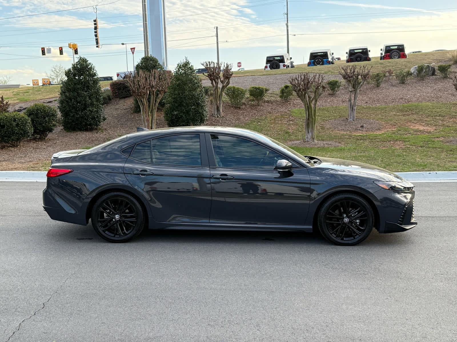 Used 2025 Toyota Camry SE image 6