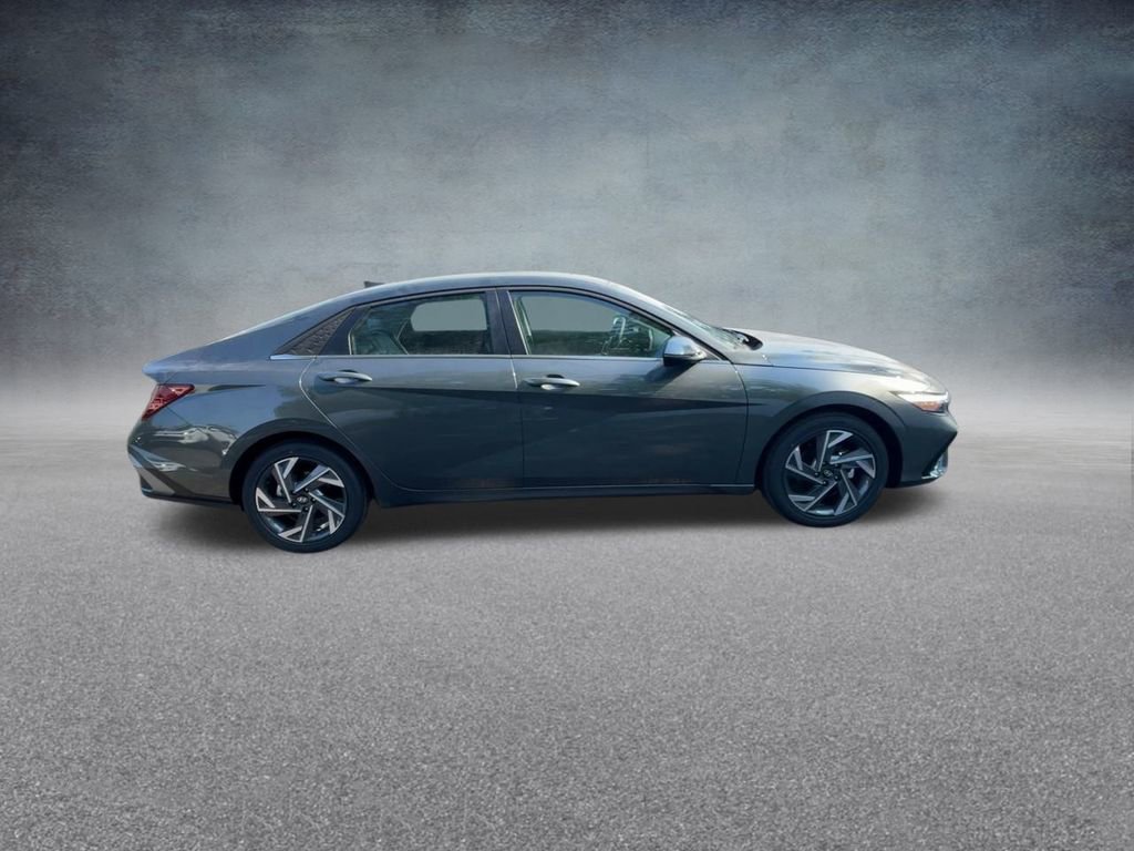 New 2025 Hyundai Elantra Limited image 24