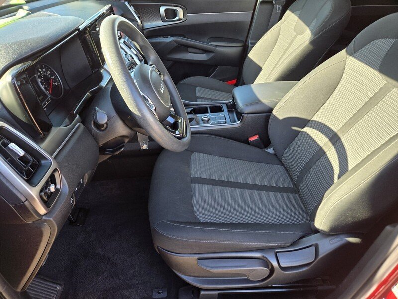 Certified 2022 Kia Sorento LX AWD/4WD image 11